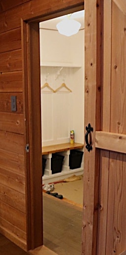 リビング引戸も英国調です。