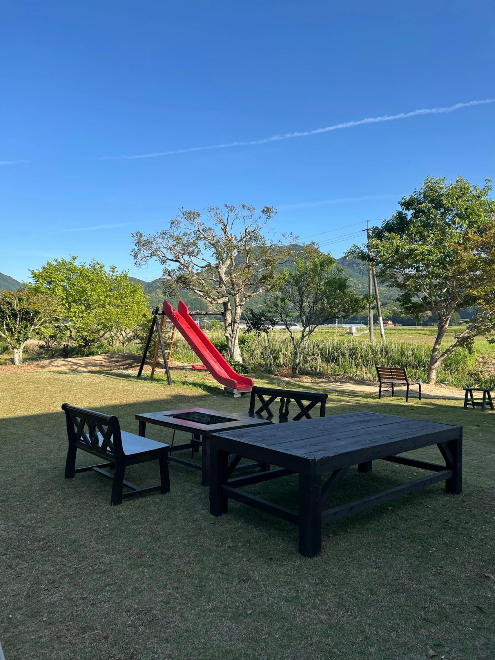 滑り台やブランコがございます。