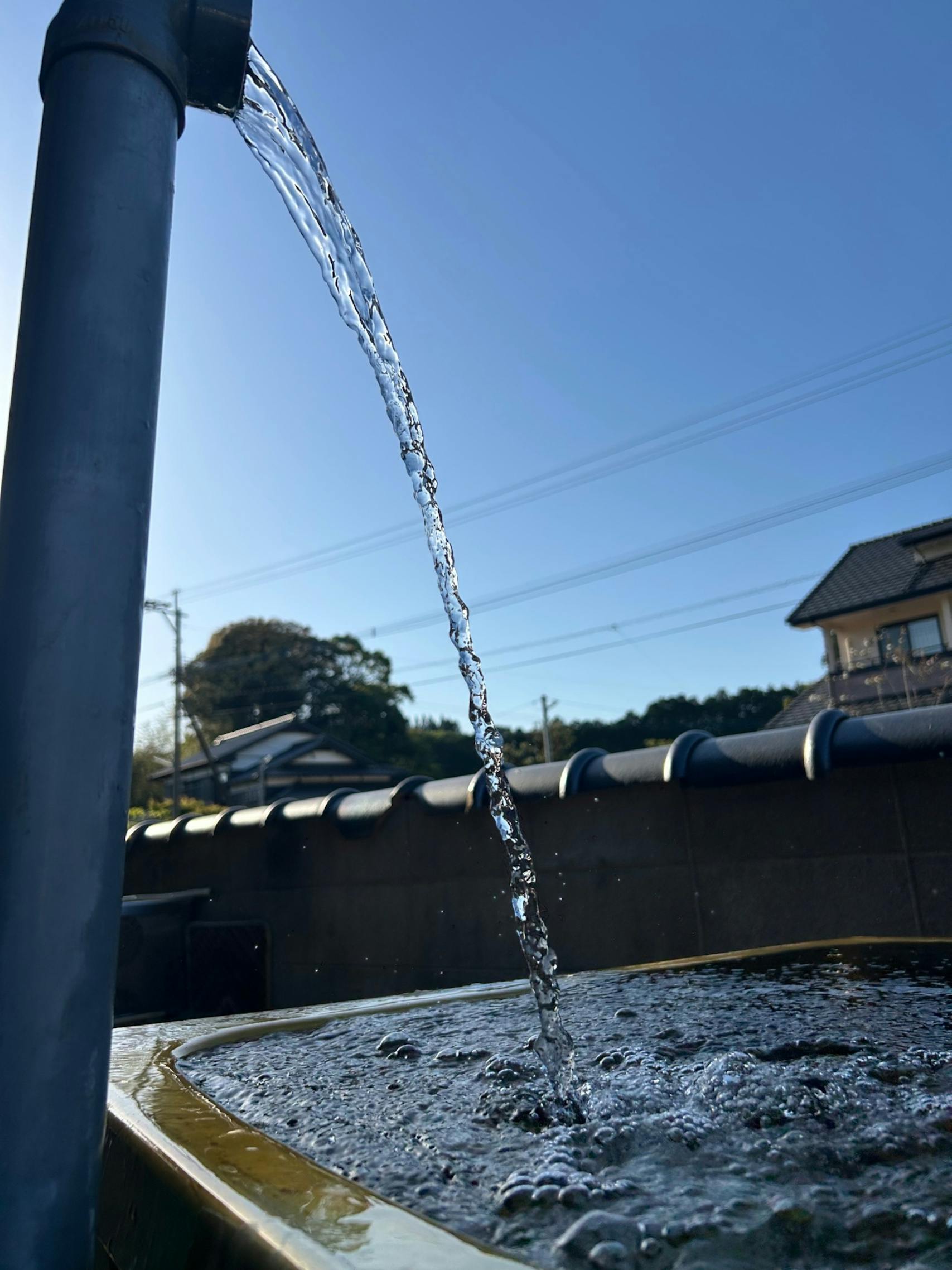 24時間綺麗な水が自噴しています。食材を洗ったりできます。