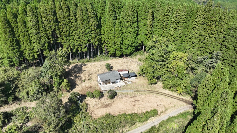 上空から見たぽとぅんと一軒家くらおか。周りは山です！