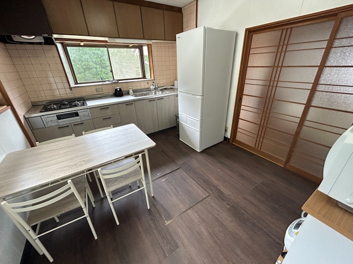 冷蔵庫、電子レンジ、オーブントースター、炊飯器、ケトルなどが揃ったキッチンで自炊をお楽しみください
