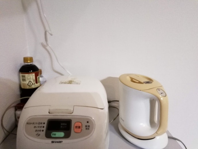 炊飯器とケトルは備え付け、便利