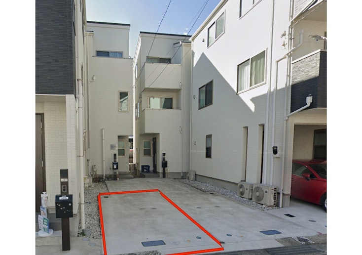 軽一台と普通車一台駐車スペースを保有