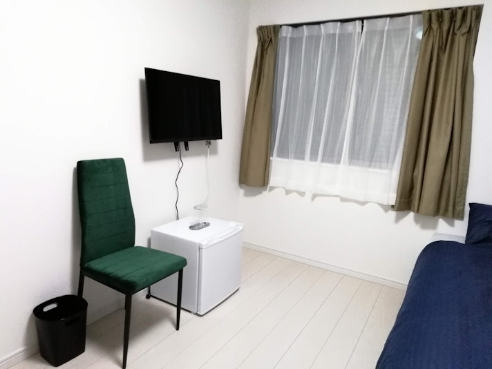 十分な広さを確保している寝室に、テレビ、ミニ冷蔵庫も備えています。大人二人にも余裕な空間