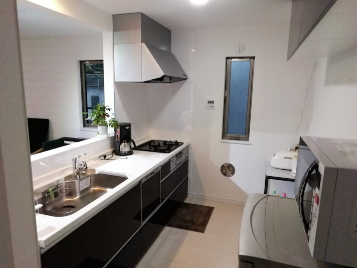 共用キッチンで、食器、調理器具、調味料も備え付