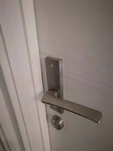 寝室には鍵が付いていて、プライバシーには御心配無用です。