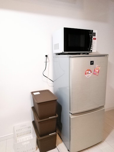 共用の冷蔵庫以外に、寝室ごとにミニ冷蔵庫も備え付