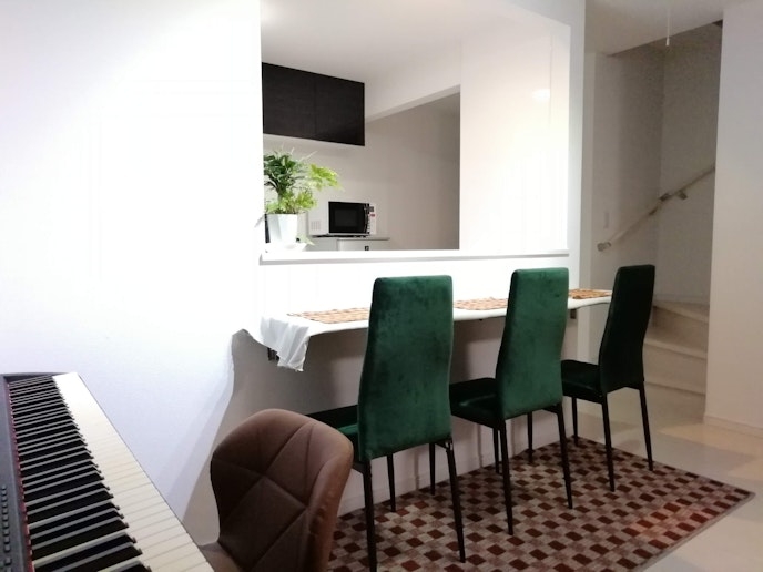 あなた次第で、ピアノバーにもなるカウンター席