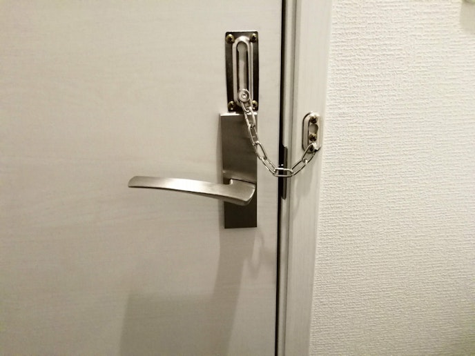 浴室にはチェーンロックが付いていて、あら、安心。