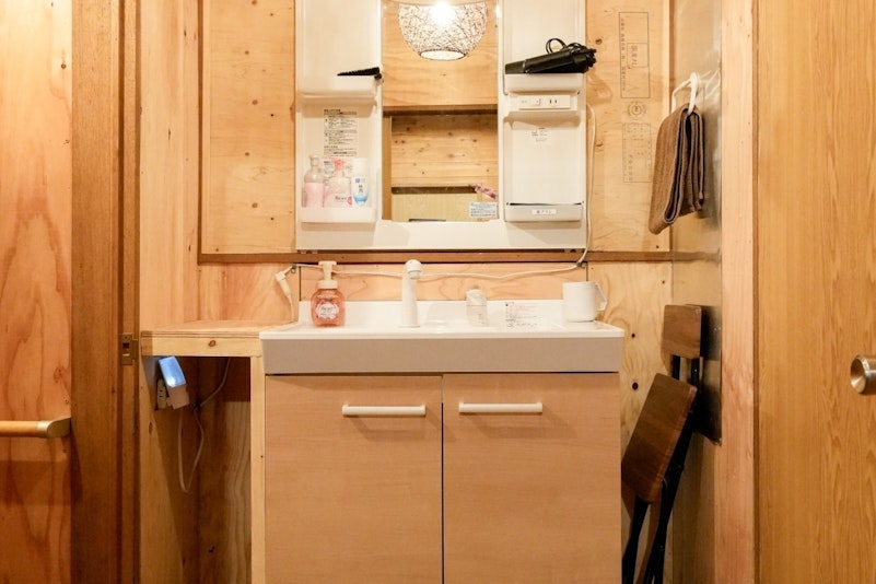 洗面台、歯ブラシ、ドライヤー、くし、化粧水、メイク落としなどを置いています