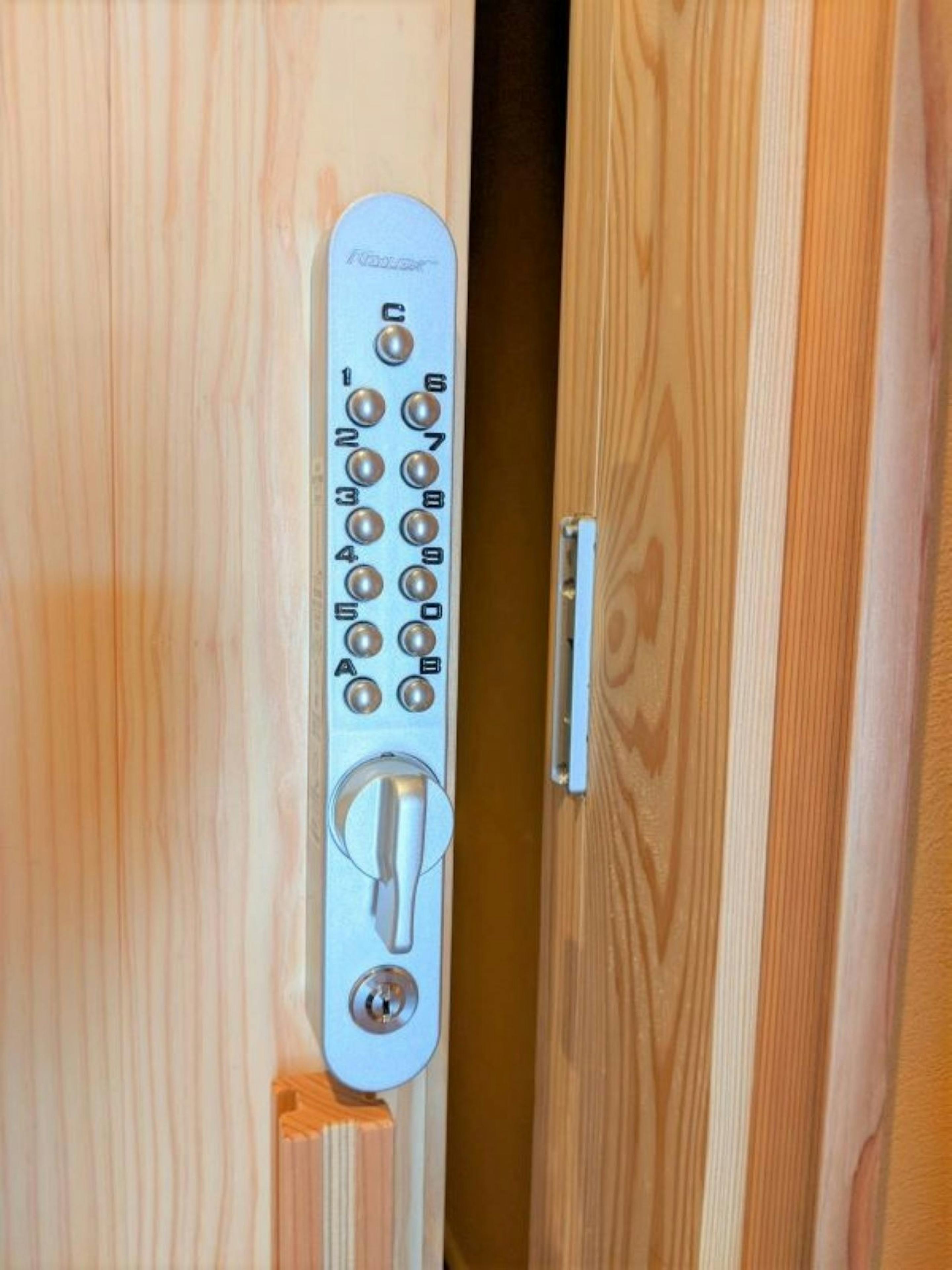 入口はキーロックタイプです。チェックインの際番号をお知らせ致します。