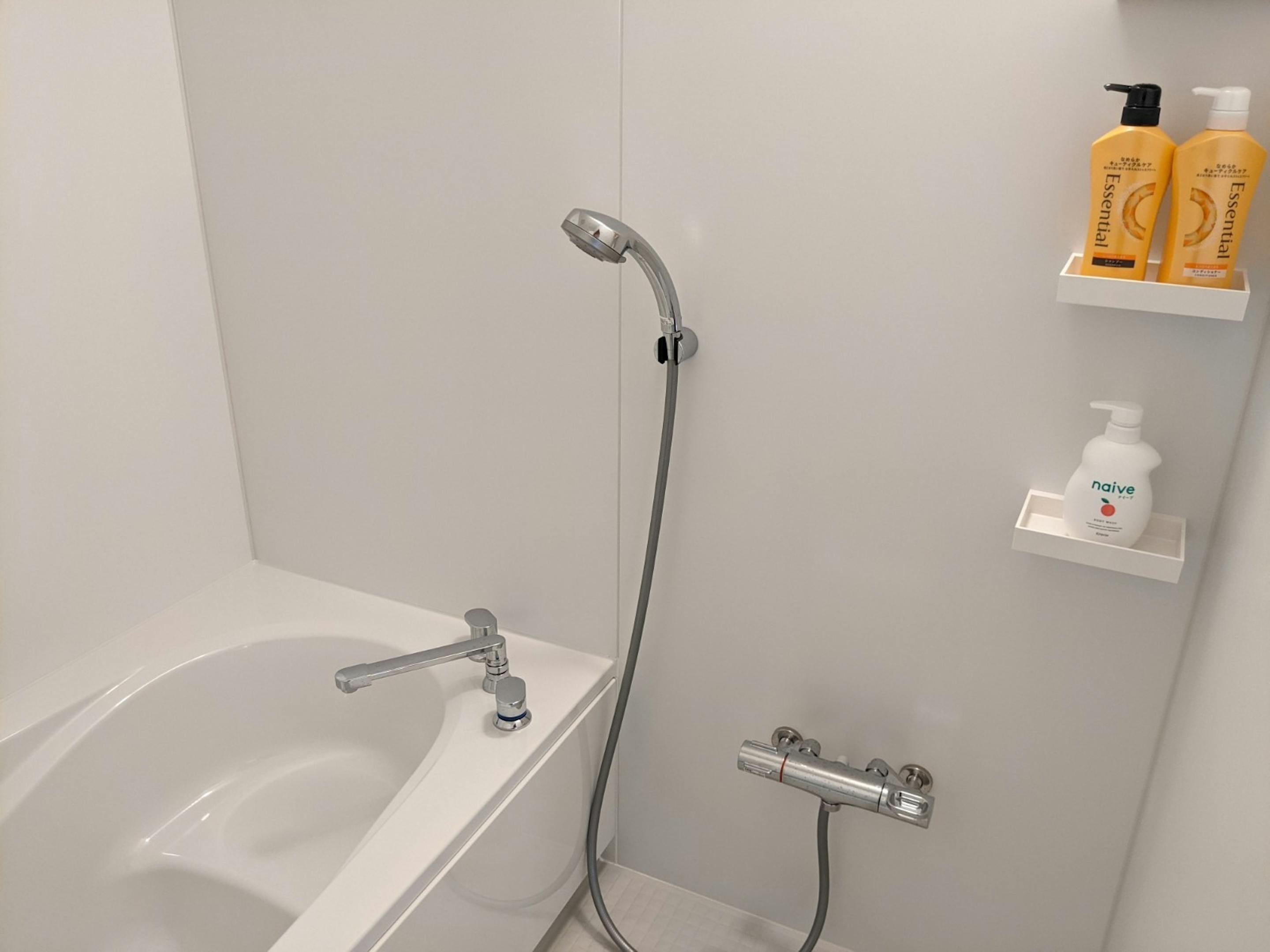 清潔感あふれるバスルームは十分な広さ