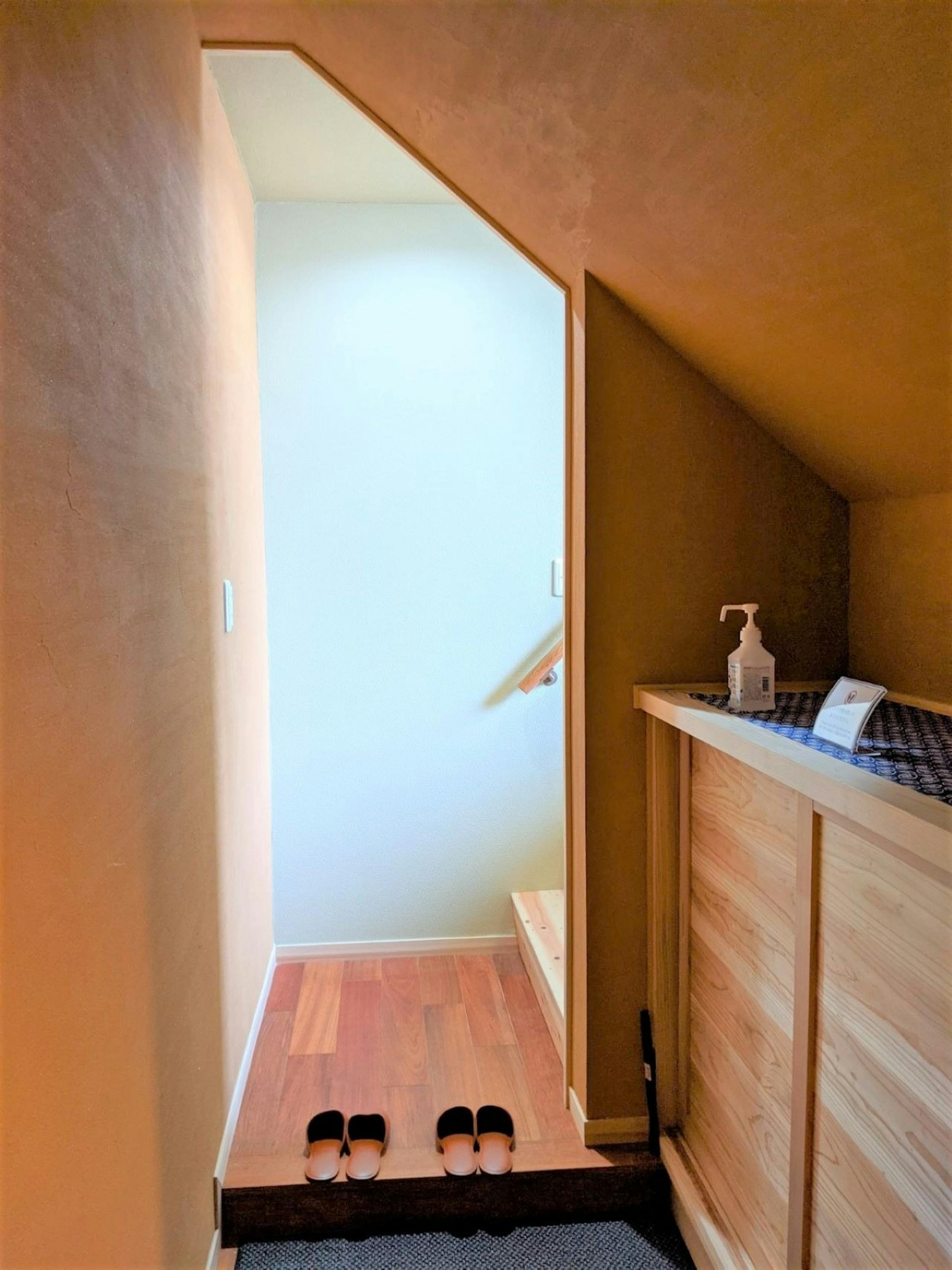 入口から階段を上がって２階が居住空間となります。階段が少々急なため足の不自由な方、ご年配の方は...