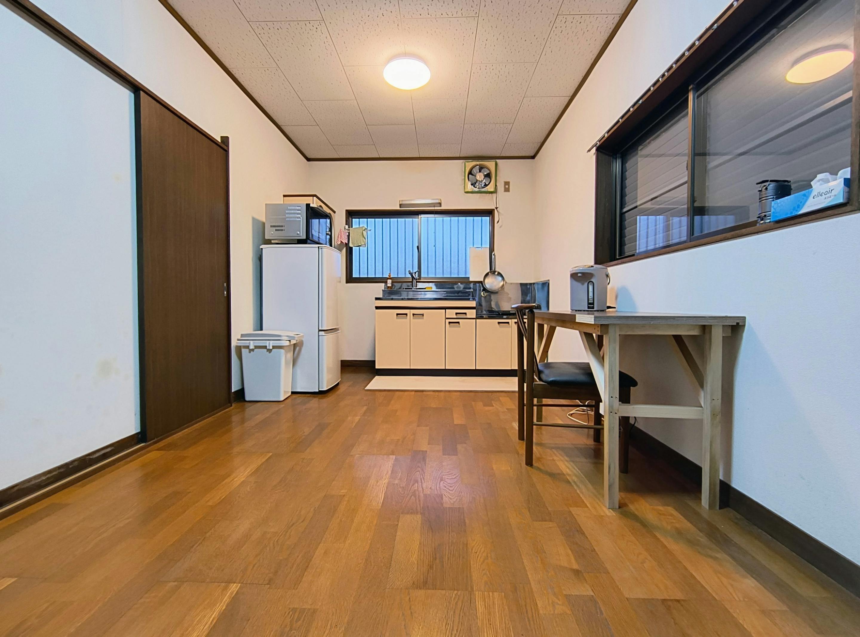 キッチン：最小限の設備ですが、清潔です。