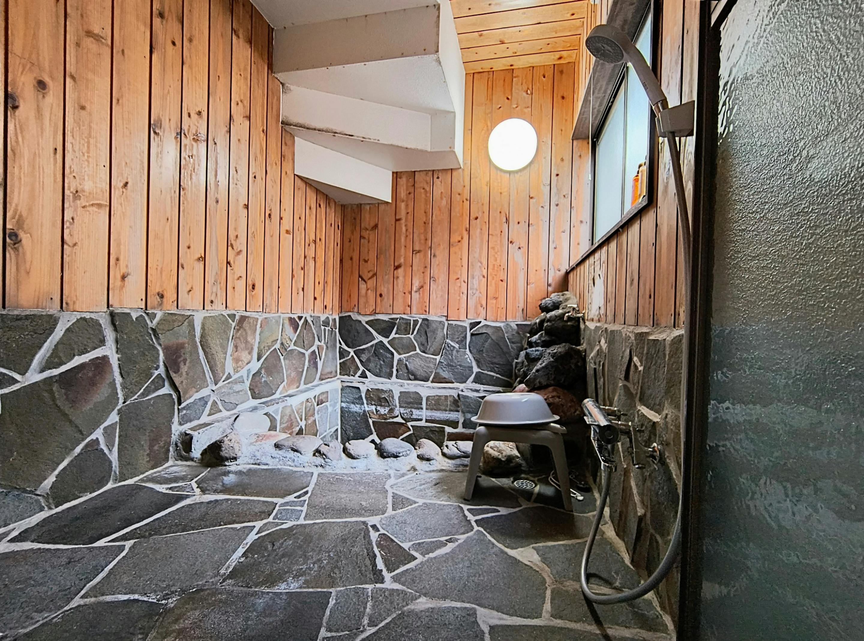 お風呂は石造り。広すぎず、狭すぎず、湯沸かし器付きでゆったりお過ごし頂けます。