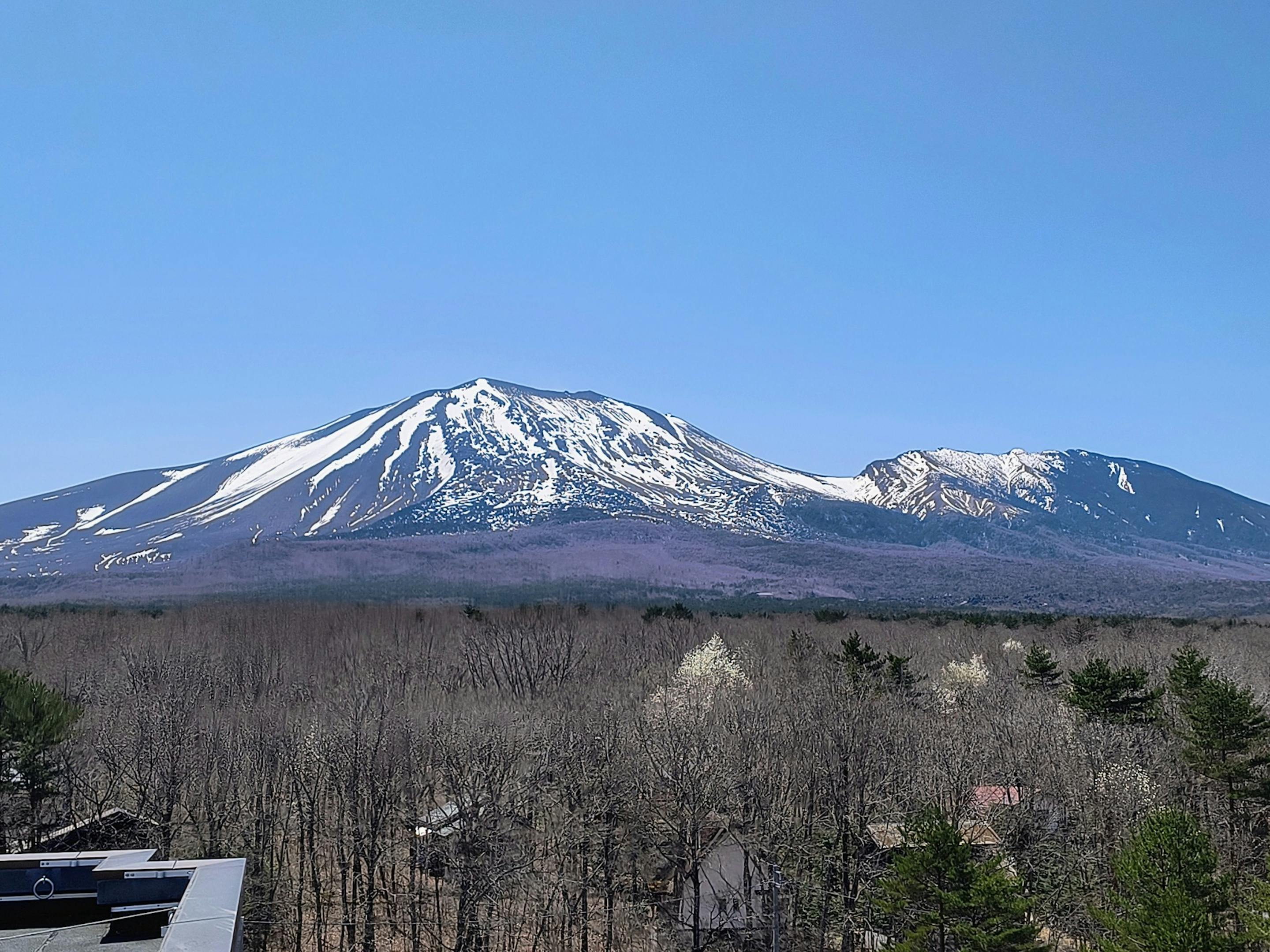 徒歩5分のホテルの屋上からは浅間山だけでなく、地域の山々をご覧いただけます。