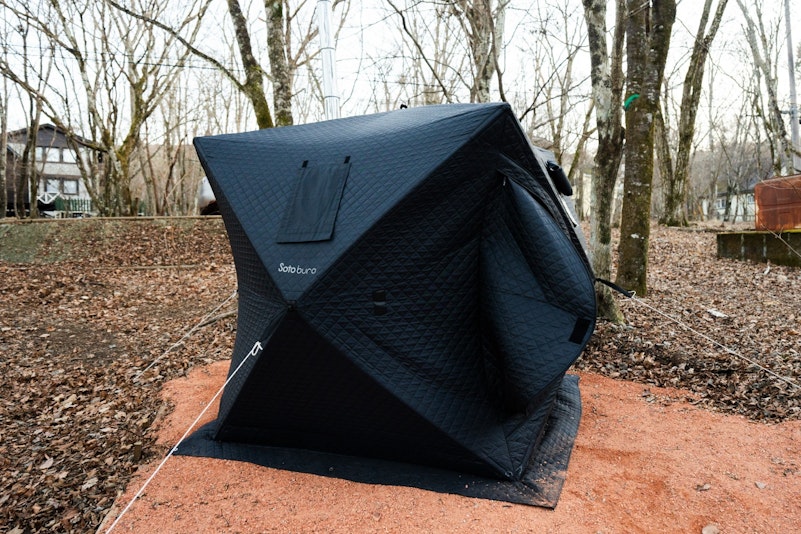 裏庭スペースにはテントサウナもご用意。ウッドデッキにあるヒノキのサウナと、入り比べをしてくださ...