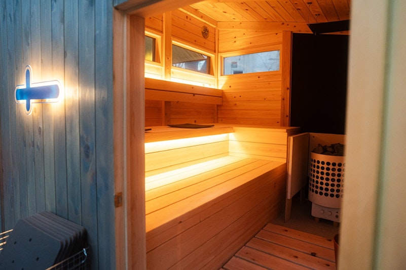 8Lantern最大の魅力「サウナ」のご紹介です。屋外に配置し、勿論！サウナを出て直ぐに水風呂...