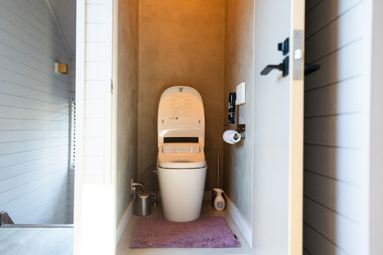 お手洗いは2箇所ございます。大人数でのゲスト様でも安心。