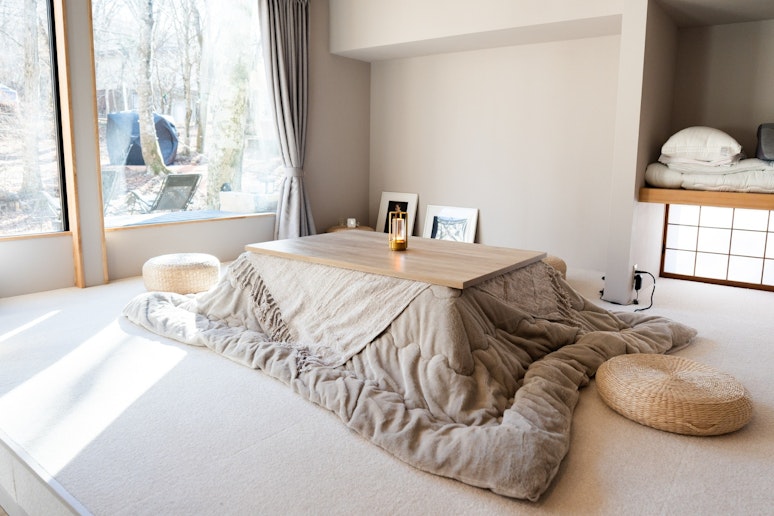 冬はこたつでまったり過ごしましょう。7名様以上のゲスト様は、ここでお布団を敷いてお休みいただきます。