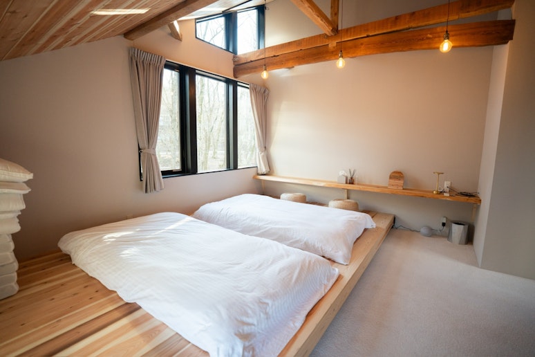 日差しがよく入る天窓。ナチュラルな風合いです。