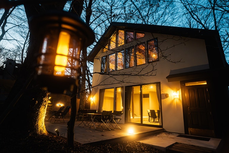 8Lanternの外観です。デッキスペースと窓そして照明が織り成す唯一無二の外観デザインです。...