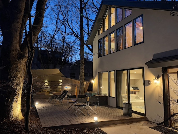 月夜と家のコントラスト。