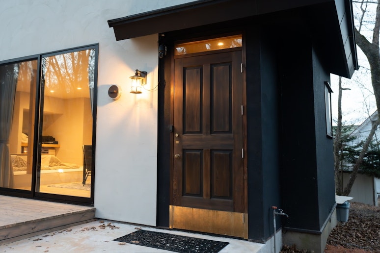 温かく、重厚な玄関です。