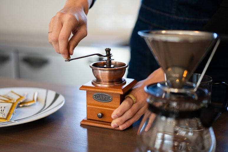 コーヒーミルで豆から挽いた一杯は、格別な味。
