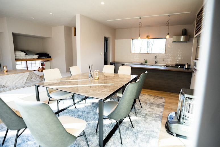 リビングダイニングの風景です。大人数でも利用可能なダイニングテーブル。お子様連れはテーブルの周...