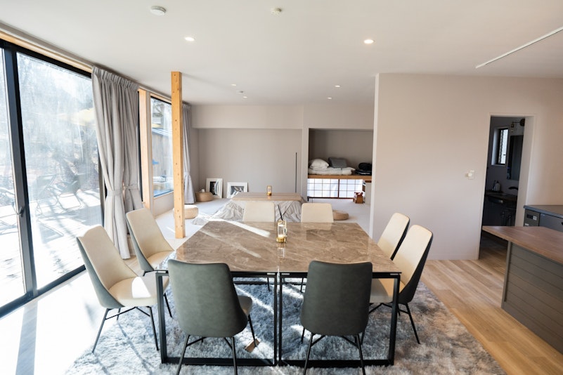 テーブルは、キッチンから近くお食事を運ぶのにもスムーズな作りとなっております。見晴らしのいい大...