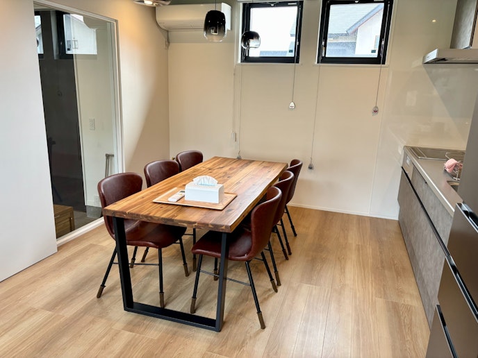 ダイニングスペースは６名でも余裕の広さ