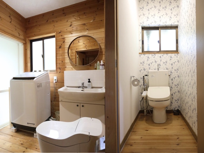 洗濯乾燥機とトイレ１　個室トイレ