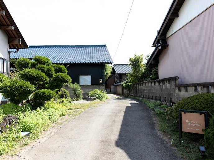 入り口です。青い屋根が見えますね。