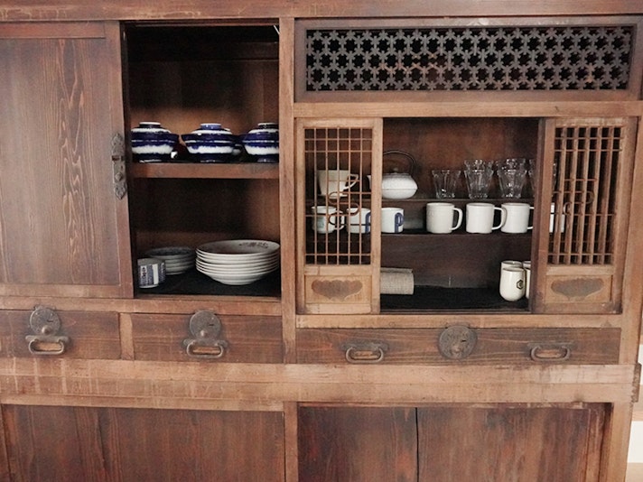 アンティークの食器棚