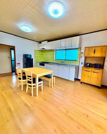 広いダイニングエリアにキッチン有り