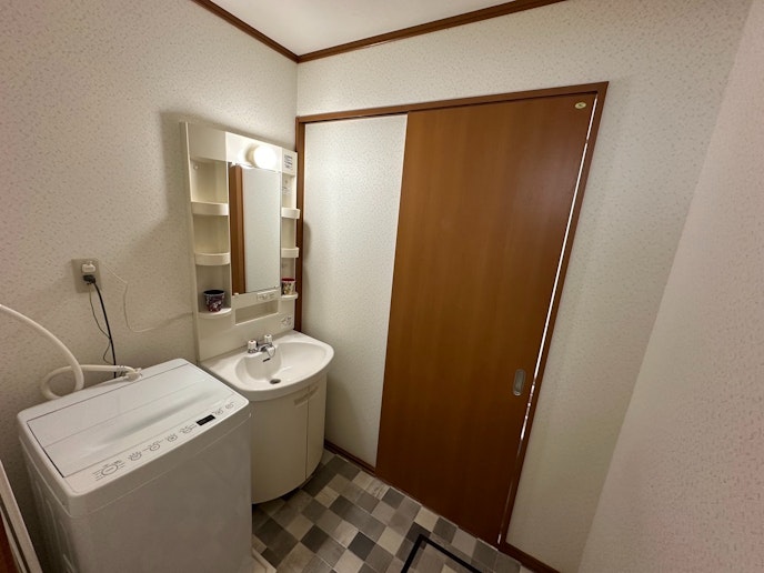 バスルームですに洗濯機があります
