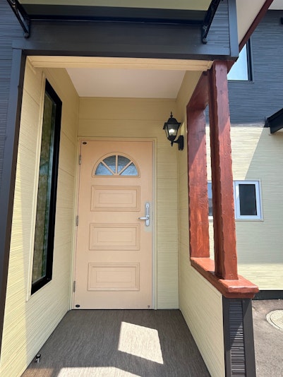 看板と玄関ポーチ。おうちに帰ってきたようなアットホームな空間でお出迎えします♪