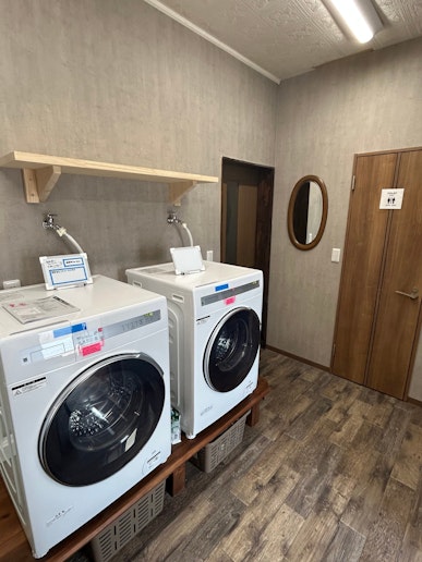 全自動洗濯乾燥機2台あります。1回800円（自販機にてチケットをお買い求めください）