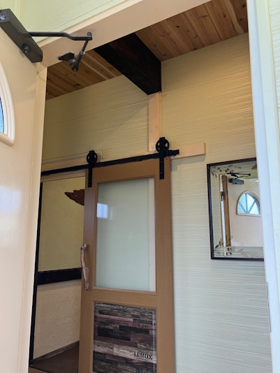 玄関を開けると更に扉がありますので中へお入りください