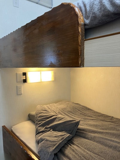 各ベッドの枕元にはコンセント付なので充電にも便利です