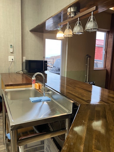 シンク・電子レンジ・ポットあり。引き出し内にインスタント食品もあります（自販機でチケットをお買...