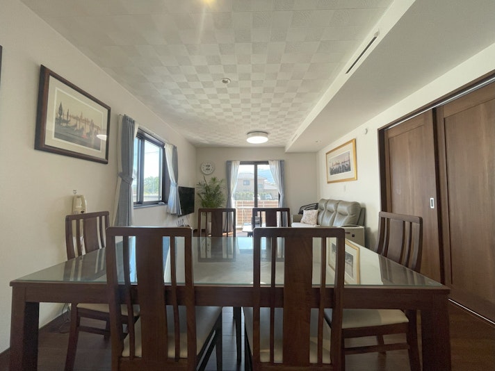 テーブルではお食事を囲みながら会話を楽しむことが可能！ ソファーでくつろぐも良し