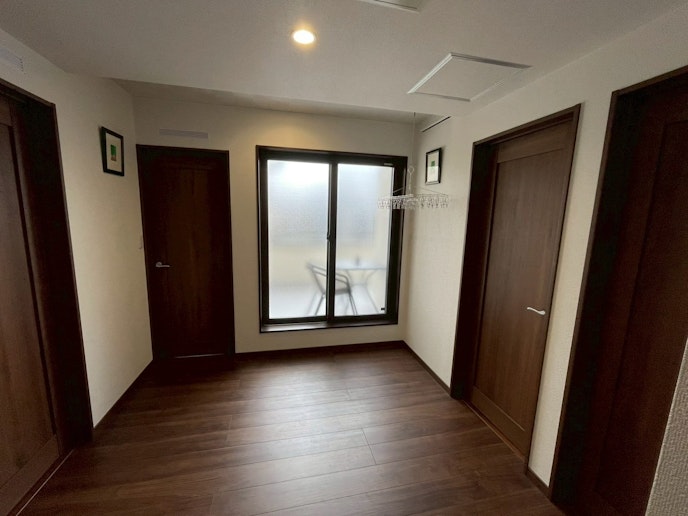 床はブラウンで落ち着きのある空間を演出