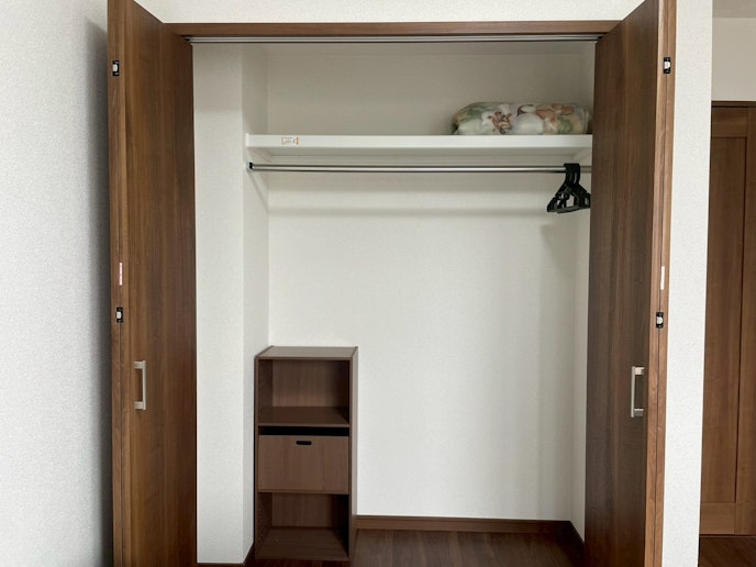 衣類をかけて収納することが可能なスペースがございます。