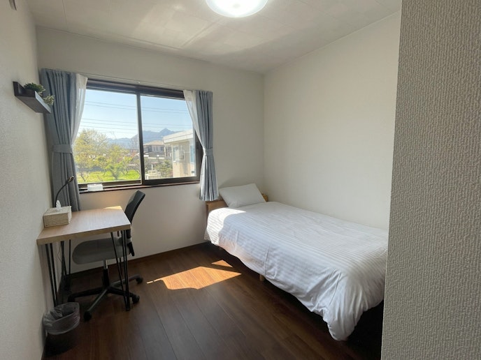 シングルベット１台、作業スペース