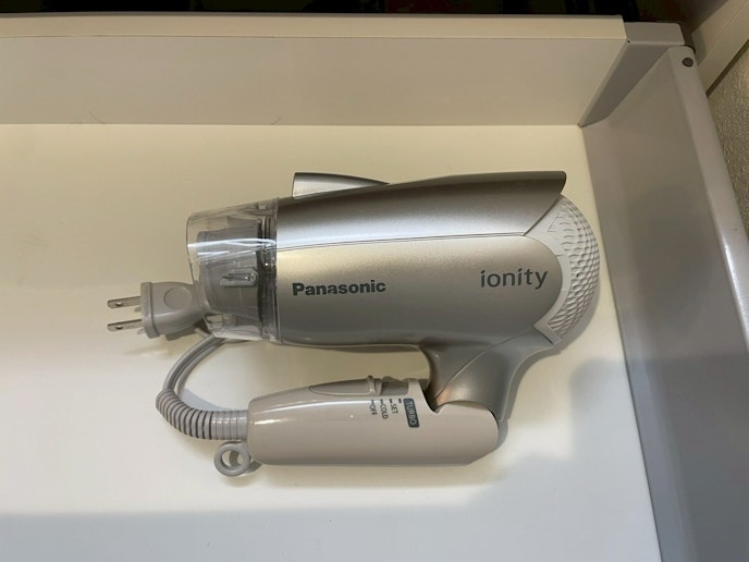 ドライヤー完備で女性でも安心して宿泊できます。