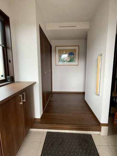 玄関は広く廊下も広い作りとなっており、靴の収納スペースも完備しております。