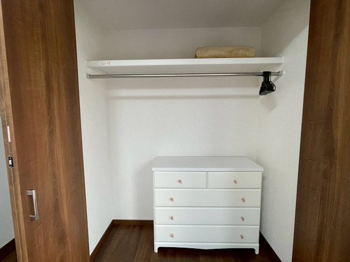 衣類をかけて収納することが可能なスペースがございます。