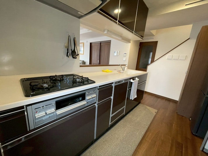 コンロはガス口が3つあり一度に複数の料理が可能！